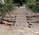 Jembatan Kayu Desa Sebuntal Rusak Parah
